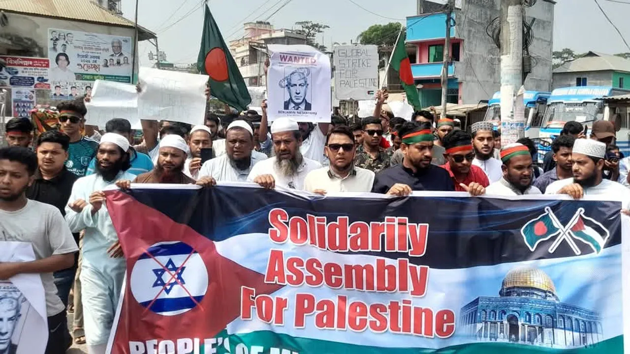 গাজায় গণহত্যার প্রতিবাদে মির্জাগঞ্জে বিক্ষোভ মিছিল