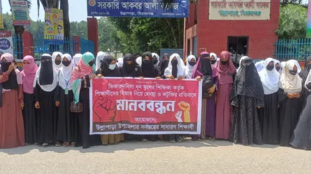ভিকারুননিসায় হিজাব নিয়ে হেনস্তার প্রতিবাদে উল্লাপাড়ায় শিক্ষার্থীদের মানববন্ধন