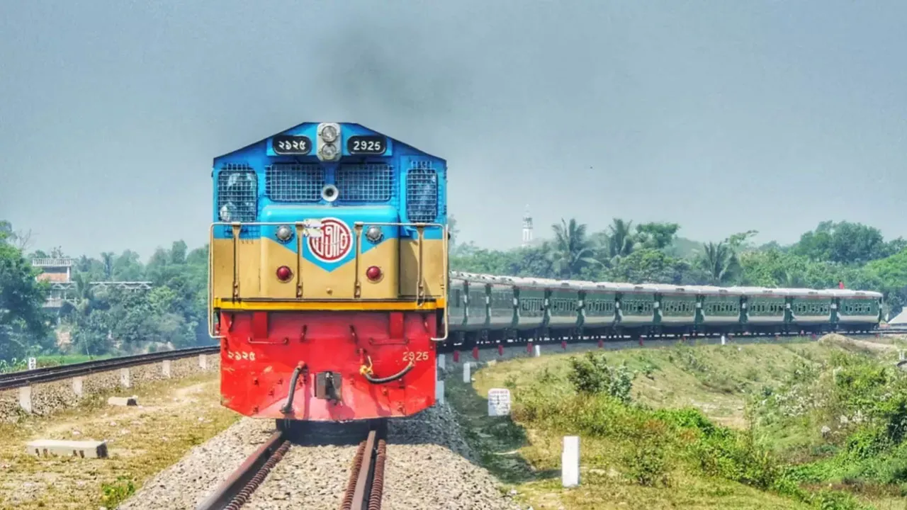 বকেয়া বেতন পরিশোধের আশ্বাসে রেলের অস্থায়ী শ্রমিকদের কর্মবিরতি প্রত্যাহার