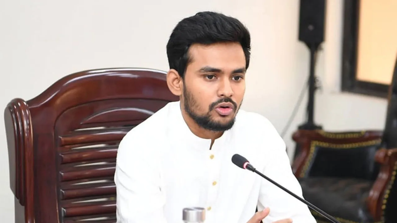 মানবতাবিরোধী অপরাধে জড়িতদের দৃষ্টান্তমূলক শাস্তি চান উপদেষ্টা আসিফ মাহমুদ