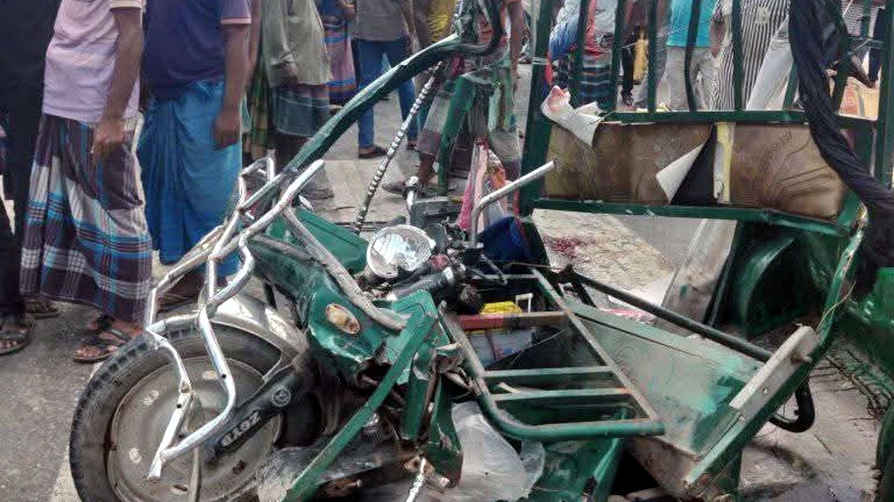 Youth killed in covered van-easy bike collision in Jamalpur