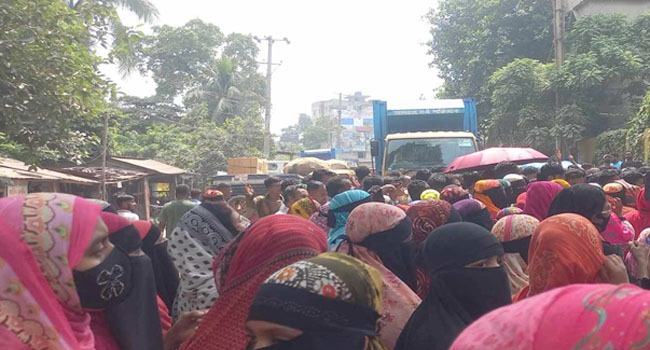 ফতুল্লায় বকেয়া বেতনের দাবিতে পোশাকশ্রমিকদের সড়ক অবরোধ