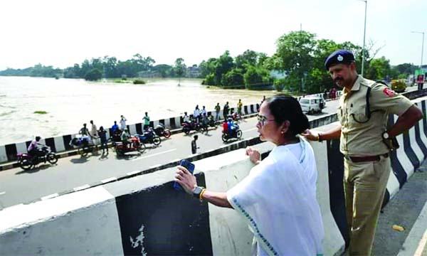 পশ্চিমবঙ্গের ১০ জেলায় বন্যাকবলিত লাখ লাখ মানুষ