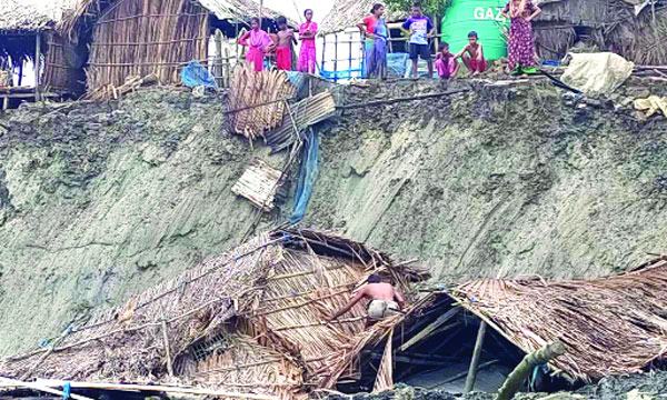 খুলনায় নদীভাঙনে অর্ধশত বসতবাড়ি বিলীন