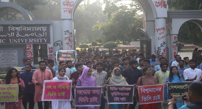 ভিসি নিয়োগের দাবিতে ইবি’র মহাসড়ক অবরোধ
