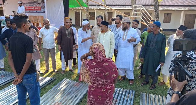 বন্যায় ক্ষতিগ্রস্থদের মাঝে গৃহ নির্মাণ সামগ্রী বিতরণ জামায়াতের