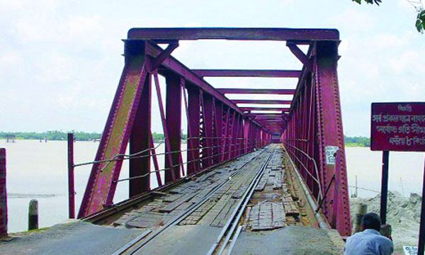 ট্রেন উঠলেই কেঁপে ওঠে তিস্তা রেলসেতু