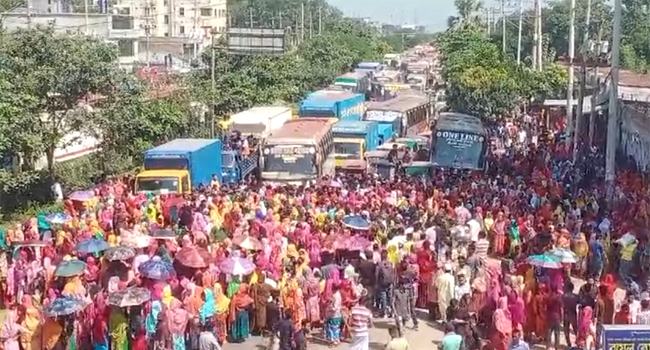 গাজীপুরে আবারো শ্রমিক বিক্ষোভ, মহাসড়ক অবরোধ