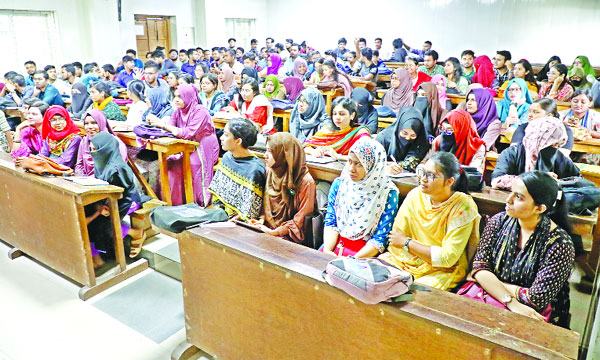 সাড়ে ৩ মাস পর ক্লাসে ঢাবি শিক্ষার্থীরা