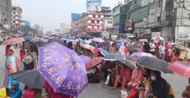 টঙ্গীতে শ্রমিকদের মহাসড়ক অবরোধ, যান চলাচল বন্ধ