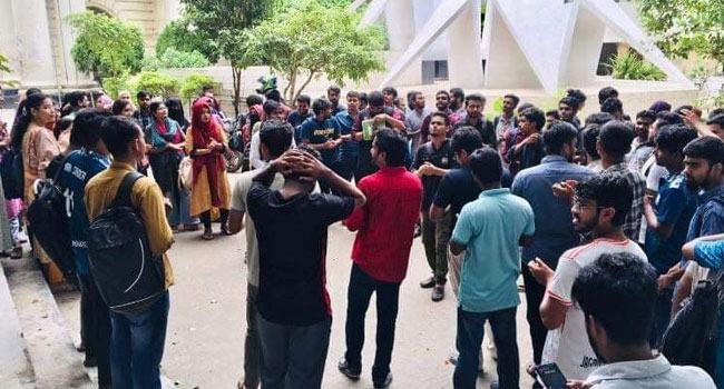 জবি শিক্ষক মিল্টন বিশ্বাসের পদত্যাগ এবং স্থায়ী বহিষ্কারের দাবিতে বিক্ষোভ