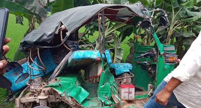 পাকুন্দিয়ায় বাস-অটোরিকশা মুখোমুখি সংঘর্ষে আহত ৪