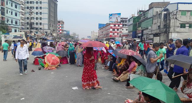 টঙ্গীতে বকেয়া বেতনের জন্য শ্রমিকদের মহাসড়ক অবরোধ