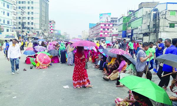 টঙ্গীতে বকেয়া বেতনের জন্য দুই দিন মহাসড়ক অবরোধ শ্রমিকদের