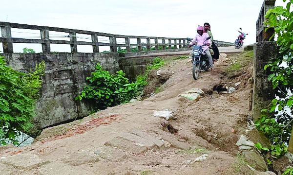 তিন যুগ ধরে দুর্ভোগ তাহিরপুর বাদাঘাট সড়কে