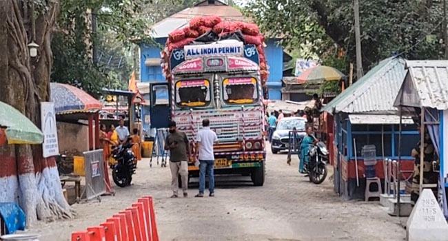 হিলি স্থলবন্দরে ভারত থেকে আবারো আলু আমদানি শুরু