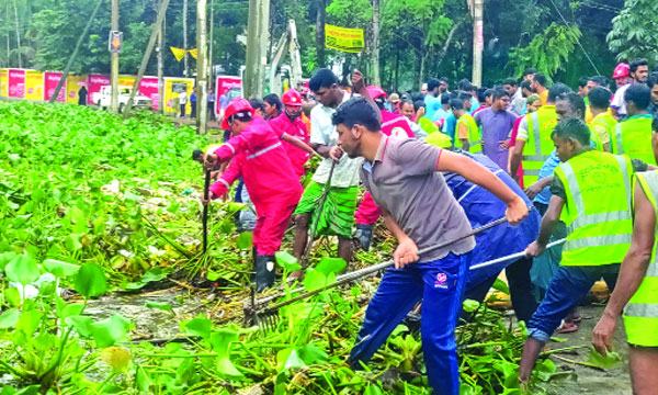 লক্ষ্মীপুরে স্বেচ্ছাসেবীদের নিয়ে জেলা প্রশাসনের খাল পরিষ্কার কর্মসূচি