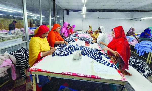 আশুলিয়ায় অধিকাংশ কারখানায় কাজে ফিরেছেন শ্রমিকরা