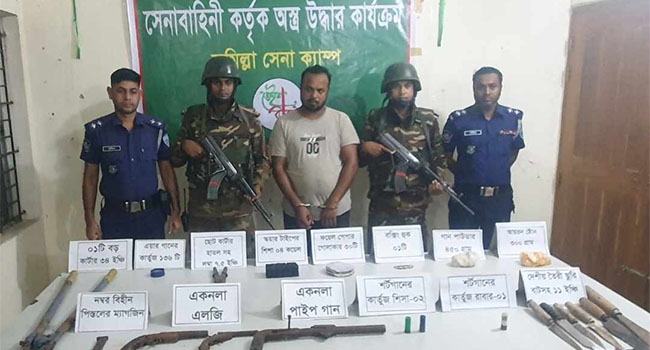 চৌদ্দগ্রামে বিপুল পরিমাণ অস্ত্রসহ যুবলীগ নেতা গ্রেফতার