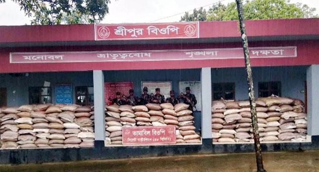 ৩ দিনে বিজিবির হাতে আটক দেড় কোটি টাকার পণ্য
