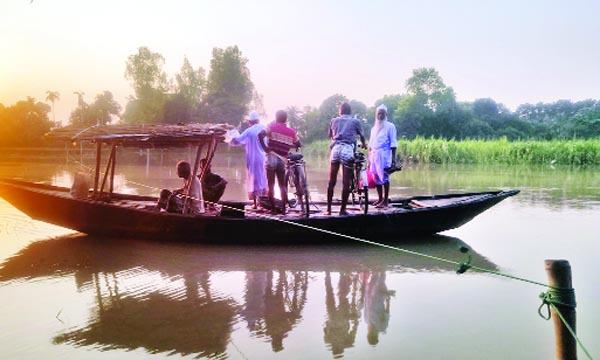 বাগাতিপাড়ায় রশি টেনে নৌকায় নদী পারাপার