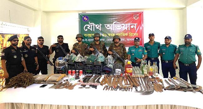 জেনেভা ক্যাম্পে যৌথ বাহিনীর অভিযান : বিপুল পরিমাণ দেশীয় অস্ত্র ও মাদক উদ্ধার