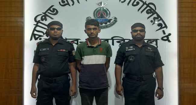 উজিরপুরে স্পেনের তৈরি পিস্তলসহ যুবক আটক