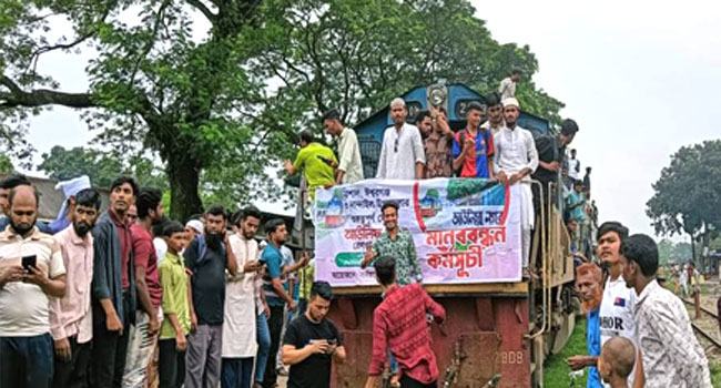 ট্রেন আসতে বিলম্ব হওয়ায় স্টেশন অবরোধ, ভাঙচুরের চেষ্টা