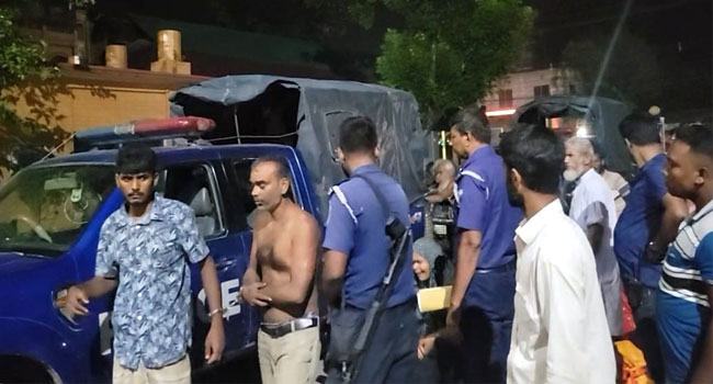 পাবনায় বালু উত্তোলনের নিয়ন্ত্রণ নিয়ে গোলাগুলি, অস্ত্রসহ আটক ১০