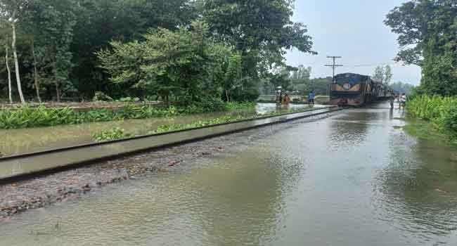 লালমনিরহাটে রেল লাইনে তিস্তার পানি, ১৯ প্রাথমিক বিদ্যালয় বন্ধ