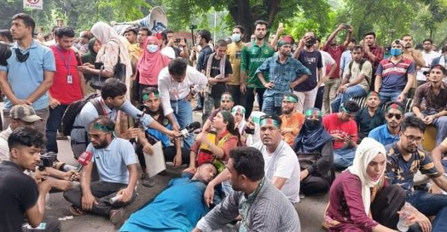 প্রধান উপদেষ্টার বাড়ির সামনে ৩৫ প্রত্যাশীদের ছত্রভঙ্গ করতে পুলিশের টিয়ারশেল নিক্ষেপ