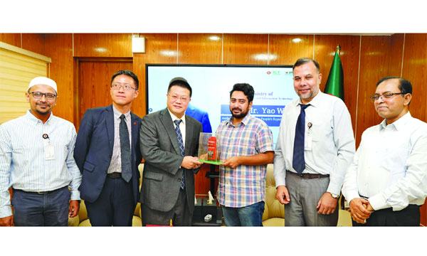 চীন-বাংলাদেশের সম্পর্ক নতুন উচ্চতায় নিতে আগ্রহী সরকার : নাহিদ