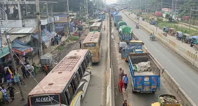 ২৪ ঘণ্টা ধরে নবীনগর-চন্দ্রা মহাসড়ক অবরোধ করে রেখেছে শ্রমিকরা