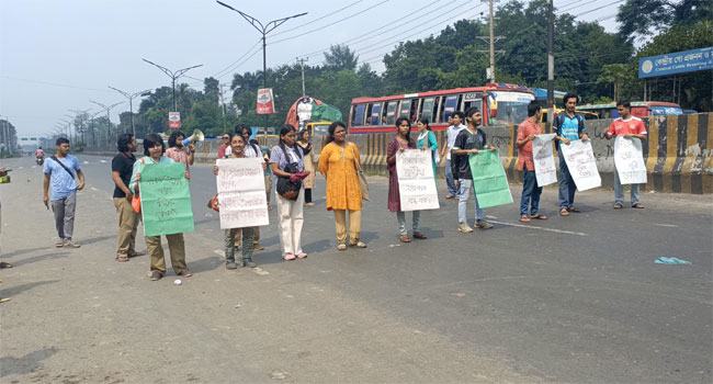 আশুলিয়ায় শ্রমিক নিহত : জাবি শিক্ষার্থীদের ঢাকা-আরিচা মহাসড়ক অবরোধ