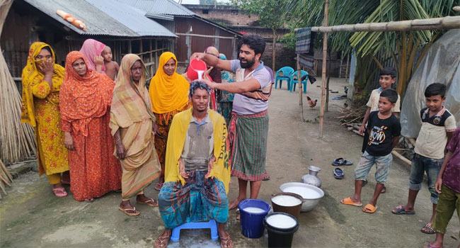 স্ত্রী তালাক দেয়ায় দেড়মণ দুধ দিয়ে গোসল করলেন স্বামী