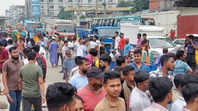গাজীপুরে বকেয়া পরিশোধের দাবিতে ফের বিক্ষোভ, ১১ ঘন্টা মহাসড়ক অবরোধ