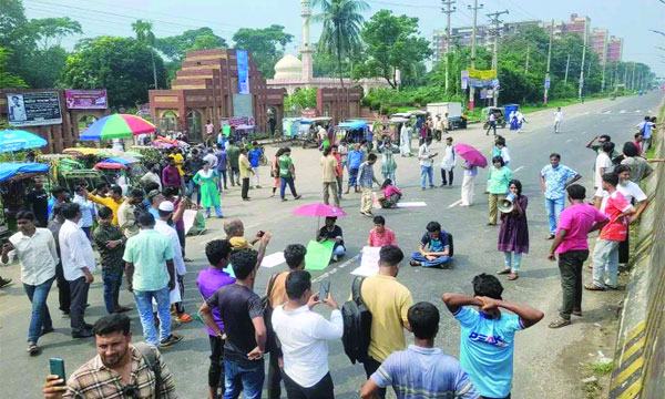 আশুলিয়ায় শ্রমিক নিহতের প্রতিবাদে জাবি শিক্ষার্থীদের মহাসড়ক অবরোধ