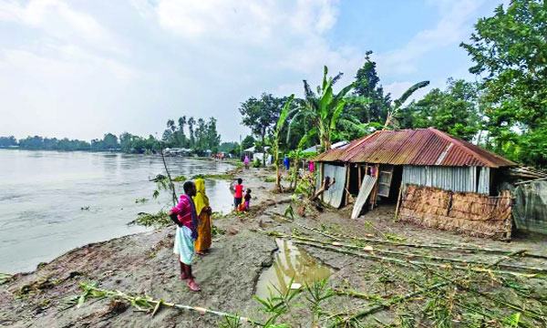 ব্রহ্মপুত্র অববাহিকায় বন্যার পানি কমলেও বাড়ছে ভাঙন