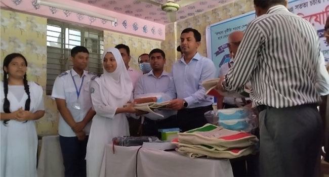 ভাঙ্গায় নয়া দিগন্ত সাংবাদিকের মেয়ে বিতর্ক প্রতিযোগিতায় শ্রেষ্ঠ বক্তা