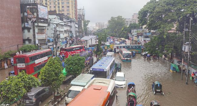 রাতের পর সকালেও বৃষ্টি, ঢাকায় ভোগান্তি