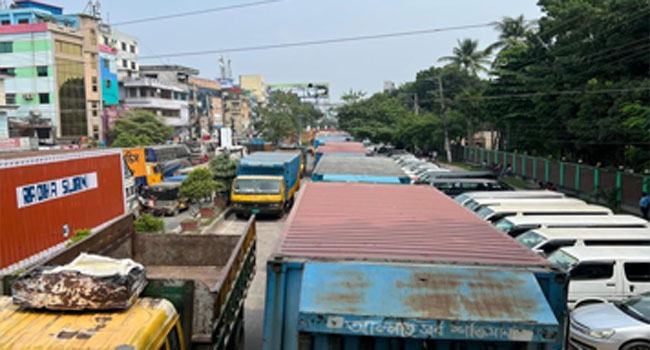 বেনাপোলে তীব্র যানজটে ভোগান্তি বাড়ছে