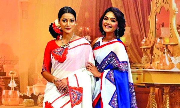 নীল হুরেজাহানের নিমন্ত্রণে পূজার আড্ডায় মৌসুমী মৌ