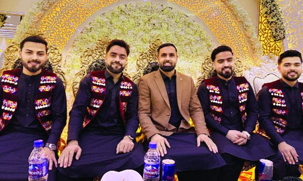 ৩ ভাইকে নিয়ে এক সাথে বিয়ে করলেন রশিদ খান