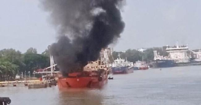 চট্টগ্রাম বন্দরে আবারো তেলবাহী জাহাজে আগুন, নিহত ১