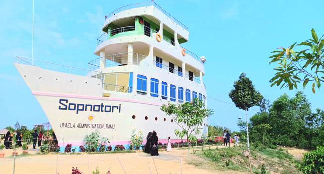 পাহাড়চূড়ায় ভাসছে ‘জাহাজ’ রামুর স্বপ্নতরী পার্ক