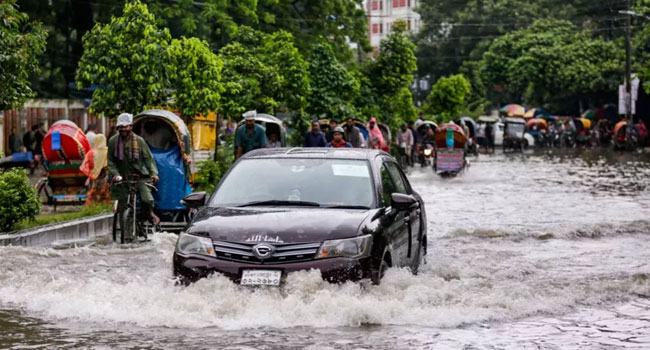 টানা বৃষ্টিতে ঢাকায় বিপর্যস্ত জনজীবন