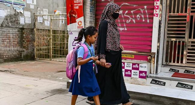 বৃষ্টিহীন সকালে স্বস্তিতে শিক্ষার্থী ও গণপরিবহনের যাত্রীরা