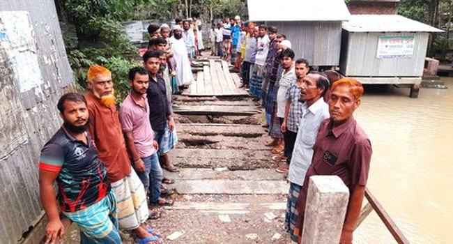 ঝালকাঠিতে ঝুঁকিপূর্ণ ব্রিজ পুনর্নির্মাণের দাবি এলাকাবাসীর