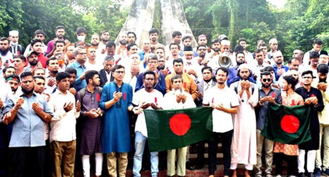 ছাত্র আন্দোলনে শহীদদের স্মরণে চবি শিক্ষার্থীদের লাল ব্যাজ ধারণ