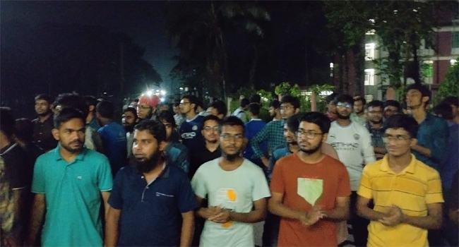 বাকৃবিতে সকল হল ছাত্রলীগমুক্ত করার দাবিতে বিক্ষোভ